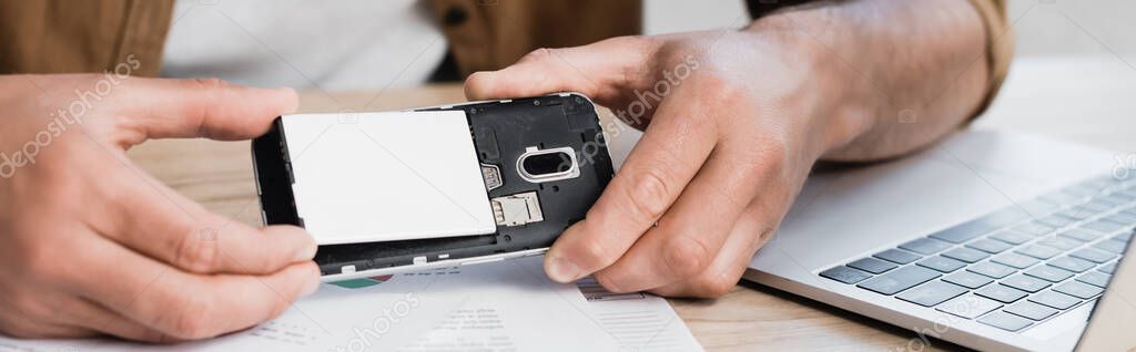 Smartphone posé à côté d’un chargeur sur une table