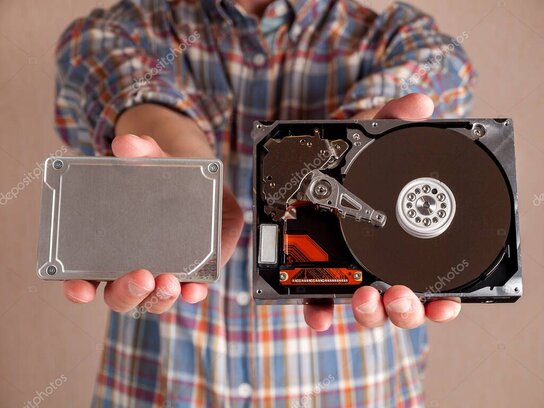 SSD et disque dur mécanique posés côte à côte