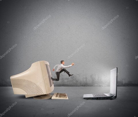 Utilisateur travaillant sur un PC portable avec plusieurs fenêtres ouvertes