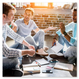 Petite équipe travaillant dans un bureau avec ordinateurs