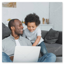 Famille utilisant un ordinateur portable à la maison