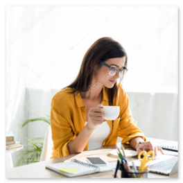 Freelance travaillant sur un ordinateur portable dans un café